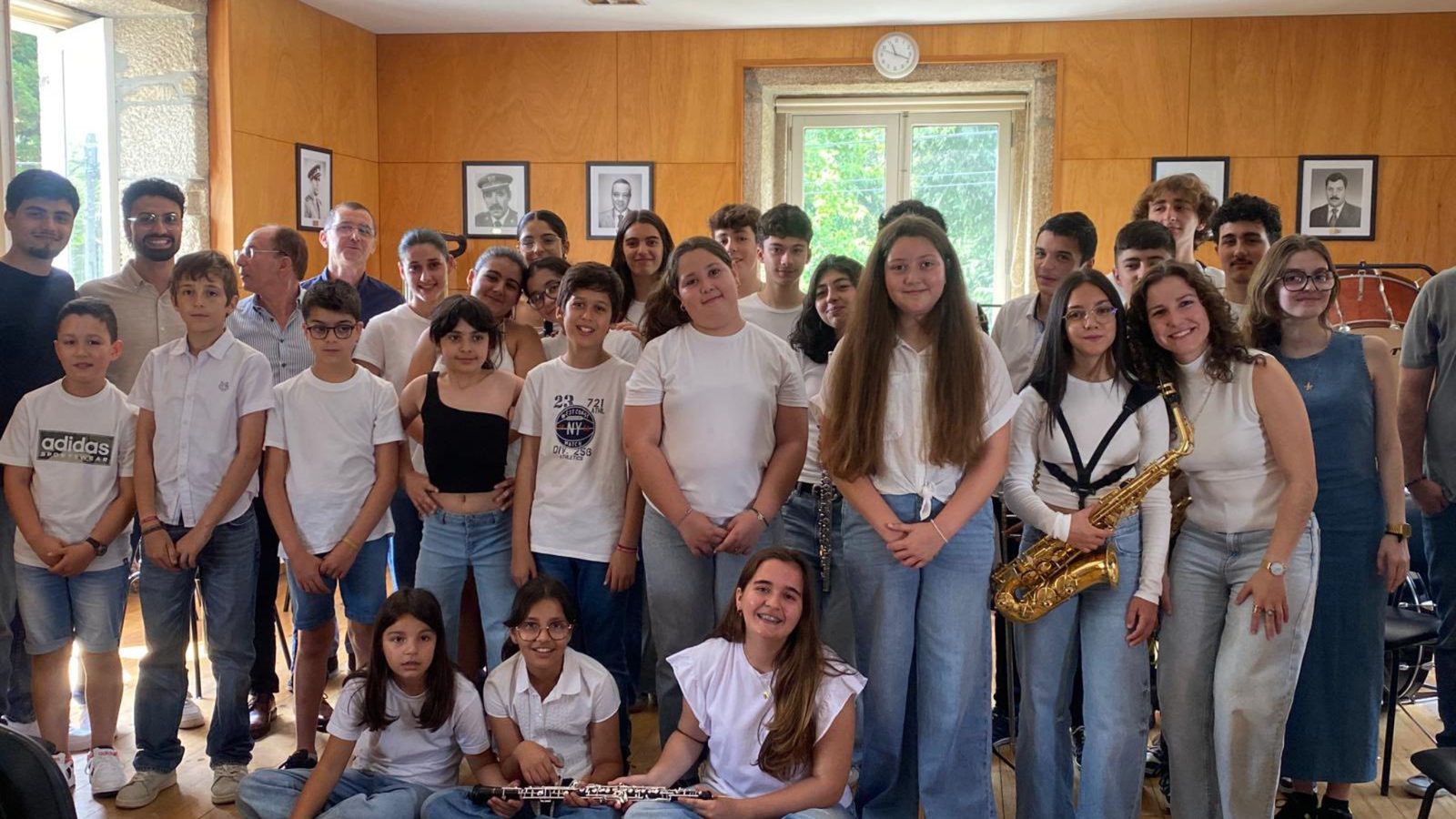 Alunos e equipa da Escola de Música da Banda Cabeceirense